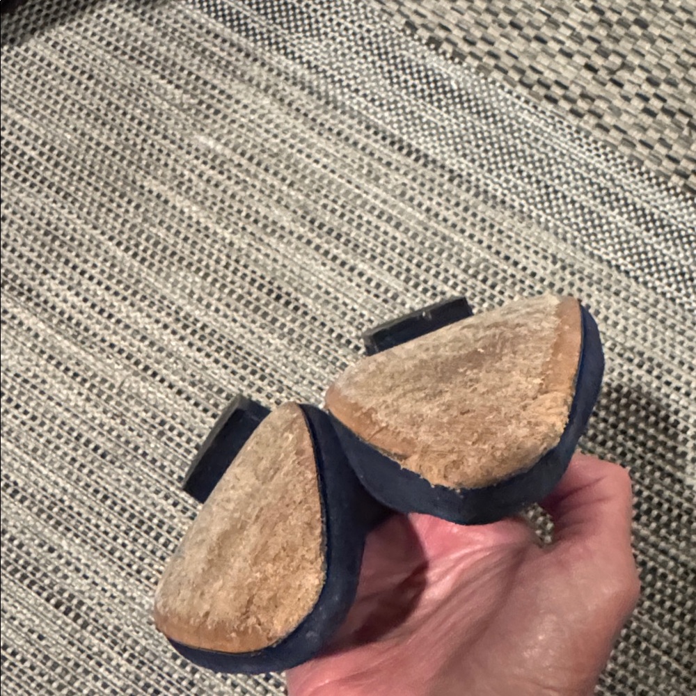Manolo Blahnik Lista low healed suede pumps - Picture 12 of 16